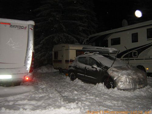 caravane et voiture enneigée